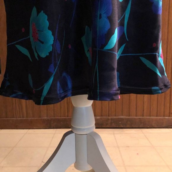 Black Floral Maxi Skirt ~ 1980s Pencil Skirt ~ Elastic Waist - Picture 4 of 5